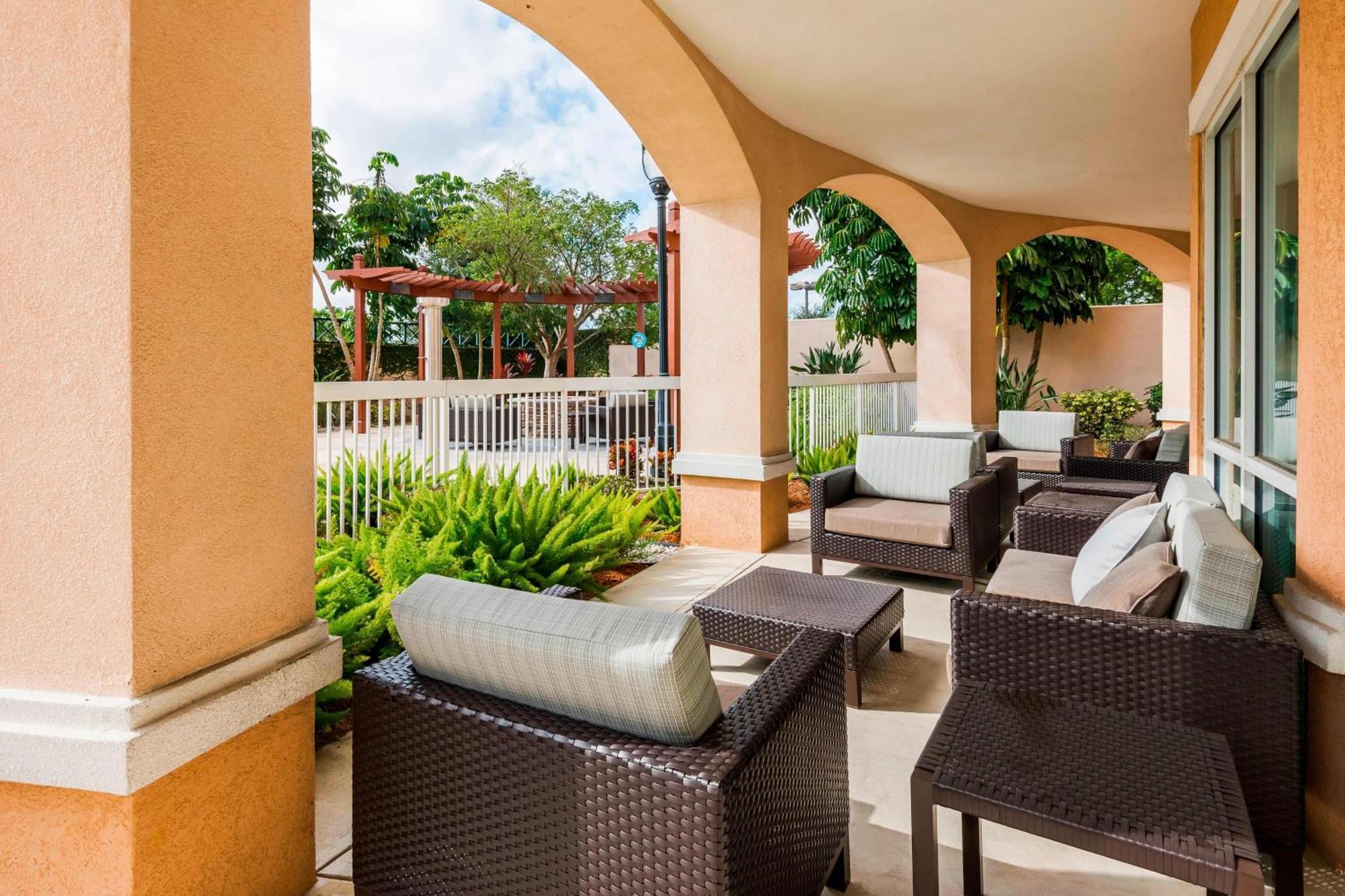 Courtyard Fort Myers At I-75 And Gulf Coast Town Center Estero Exterior photo