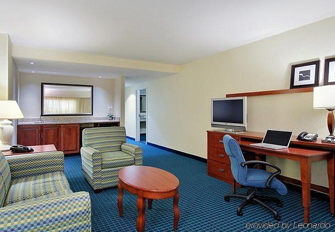 Courtyard Fort Myers At I-75 And Gulf Coast Town Center Estero Exterior photo